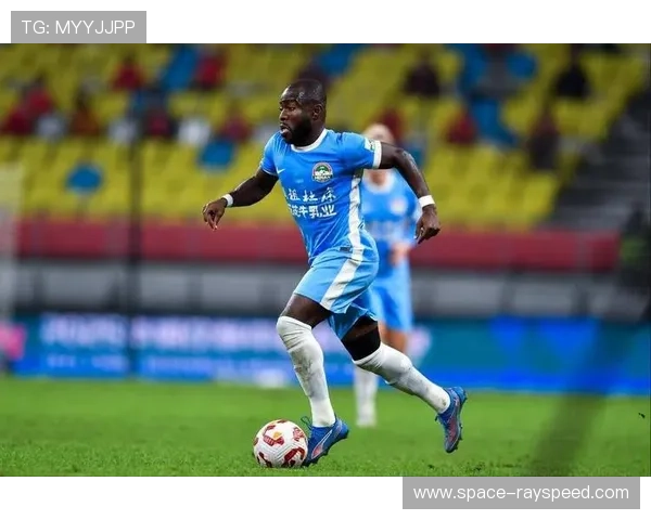 阿奇姆彭遭歧视模仿声，比赛中断凸显赛场文明缺失